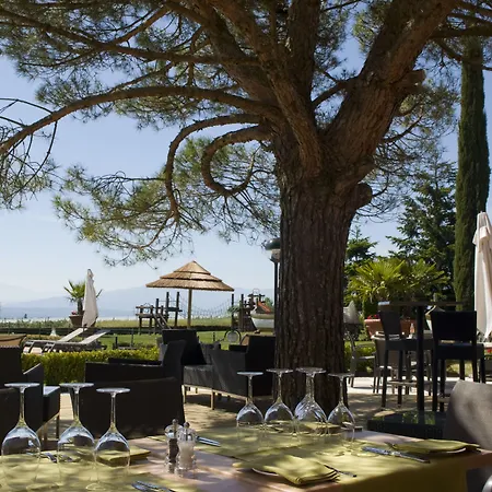 Everness & ホテル