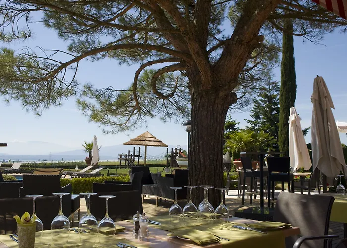 Everness & ホテル